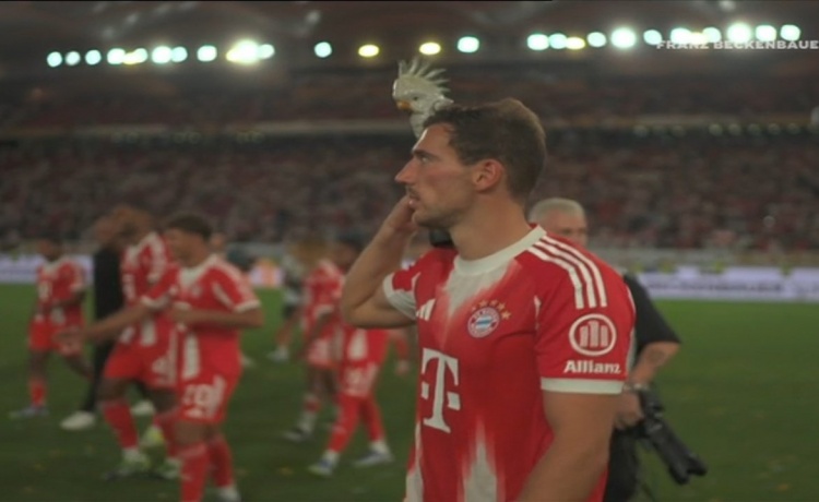 皇冠新体育-成传统了🤣格雷茨卡肩扛鹦鹉饰品，庆祝德超杯夺冠