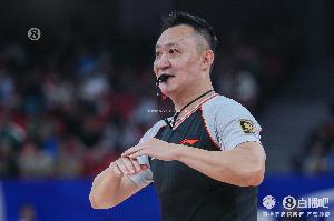 皇冠体育入口-媒体人：如杨鸣所说看到3个裁判“拉扯”很痛苦 不抢戏是最低标准