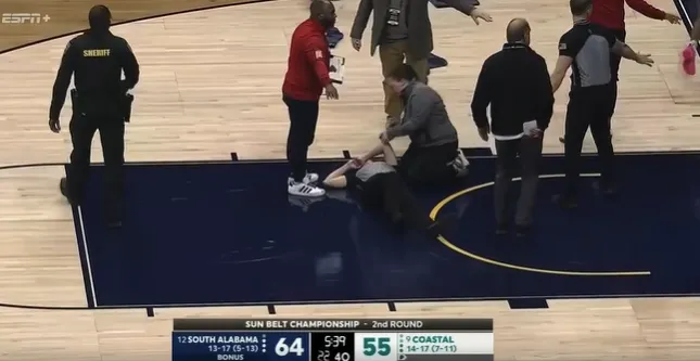 皇冠新体育-NCAA女篮爆发激烈冲突，一女裁判被球员击晕在地&amp;amp;8人被驱逐