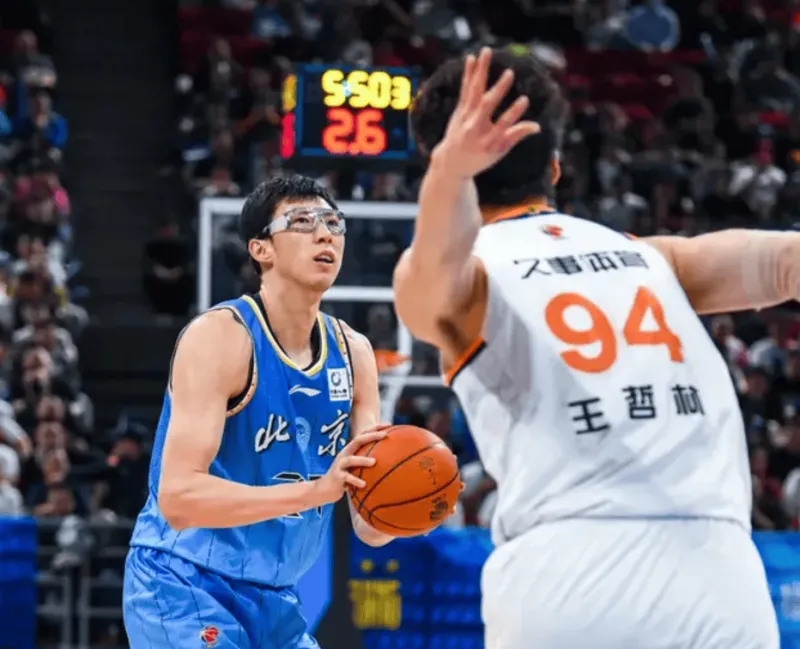 皇冠体育-周琦出战28分钟，投篮7中5得到12分8篮板1助攻2盖帽