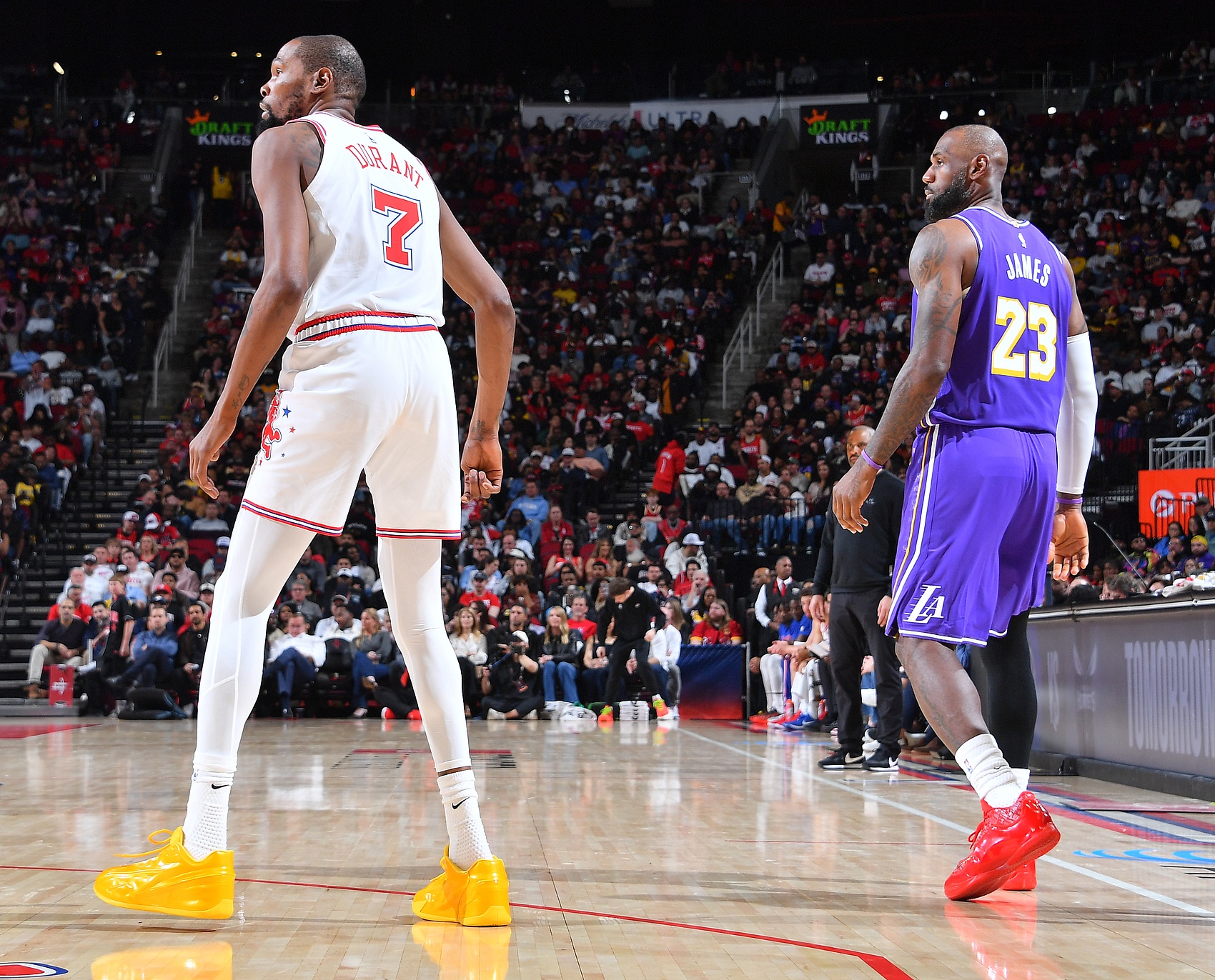 皇冠体育-东里场均56.8分13.8助！湖人真正意义残阵 湖火实力对比几几开？