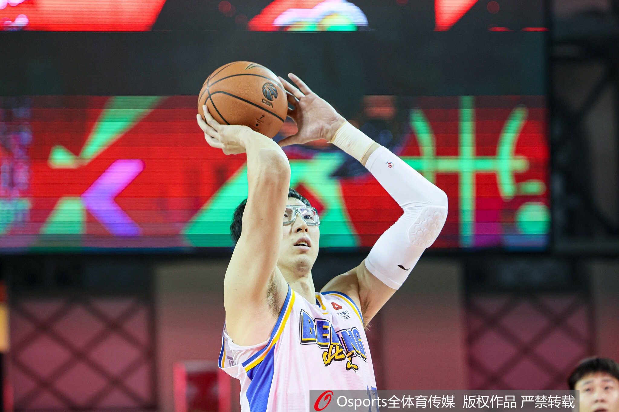 皇冠新体育-解说：北京要赢 阵容搭配很重要内线也要发挥 麦基没状态多用周琦